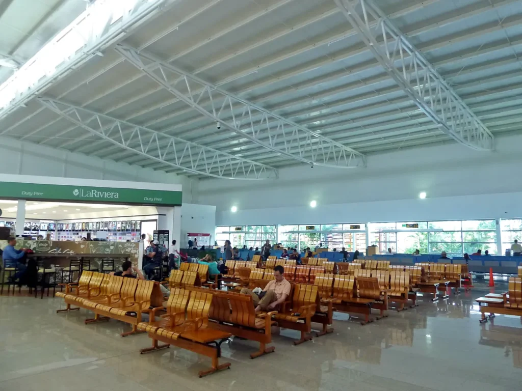 Interior del aeropuerto Rafael Núñez, Cartagena. Fotografía de 2013.